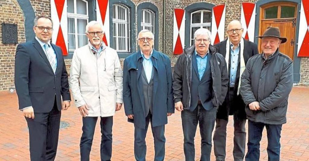 v. l. BM Thomas Kerkhoff, Günter Schültingkemper, Georg Geiser, BM Manfred Winkens, Kämmerer Willibert Darius, Ehrenbürger Sepp Becker.