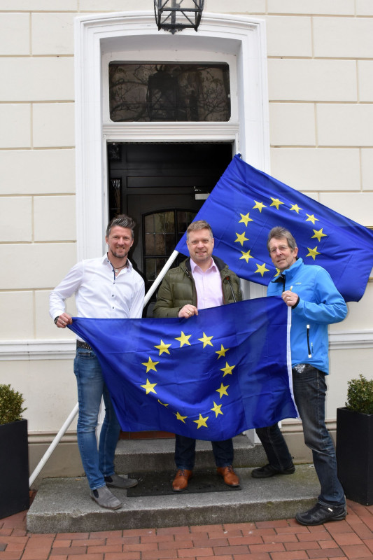 Dominikus Bartusch (M.) und Clemens Kösters (r.) übergaben gestern eine Flagge an Marco Steinbauer.
