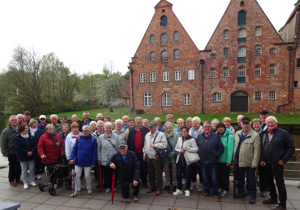 Reisegruppe vorm Salzspeicher an der Trave in Lübeck