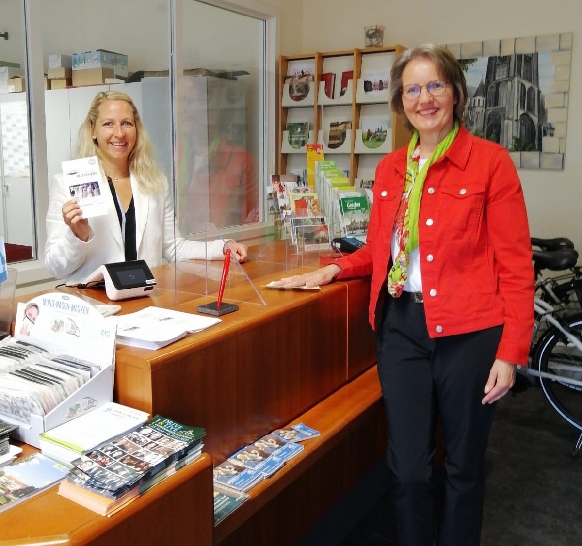 Stadtmarketing-Geschäftsführerin Jana Ay (l.) und CDU-Bürgermeisterkandidatin Karin Ostendorff
